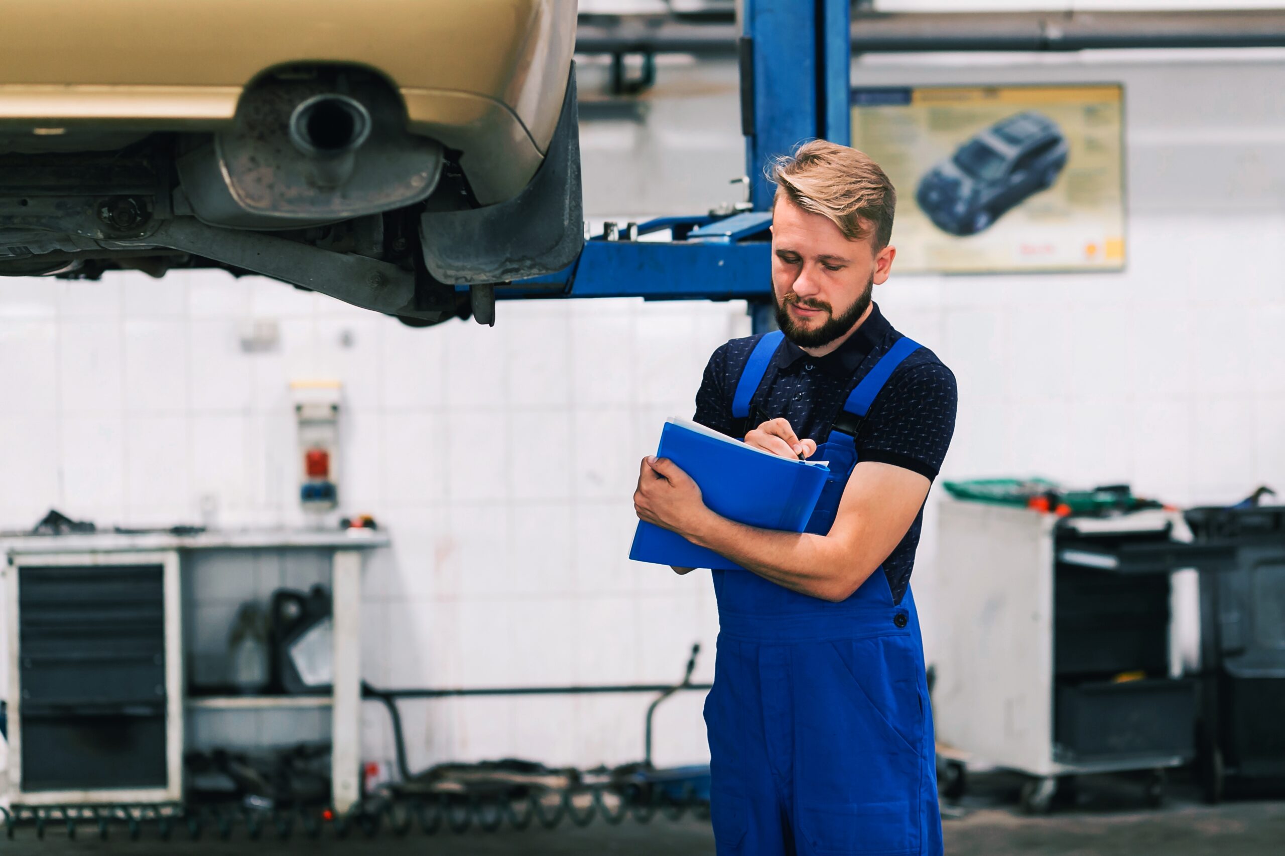 mechanicy-dokonujacy-inspekcji-pojazdu